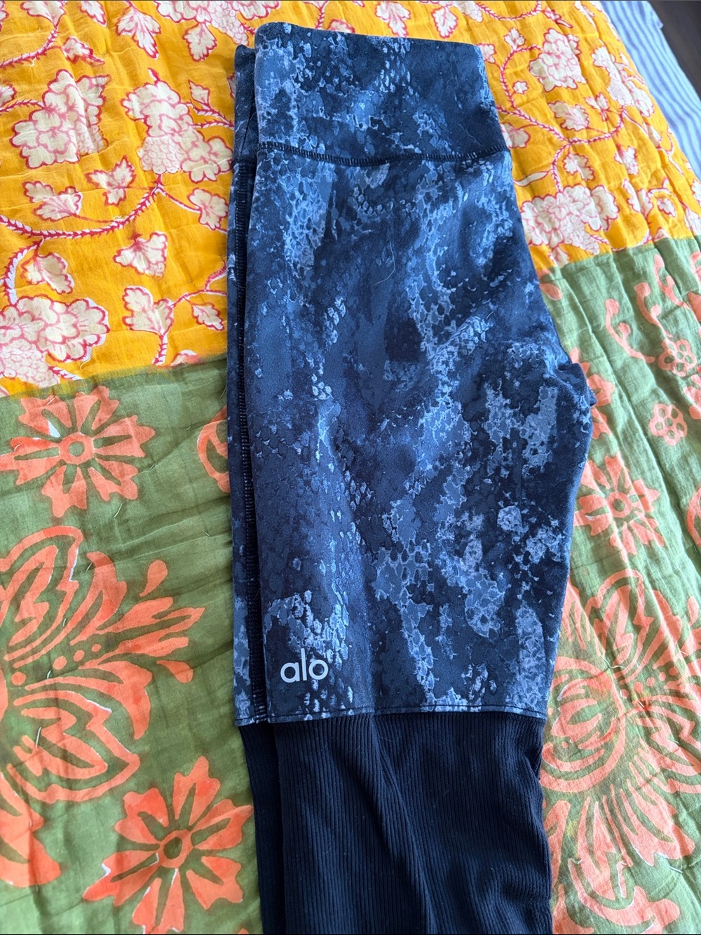ALO Yoga Women Leggings Small Black and Gray Leg Warmer style Patterned Leggings